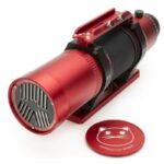 William Optics AP 71 350 71 Apochromatische refractor RedCat OTA (1) William Optics AP 71/350 71 apochromatische refractor in rood met de objectiefdop ernaast geplaatst.