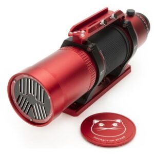 William Optics AP 71/350 71 apochromatische refractor in rood met de objectiefdop ernaast geplaatst.