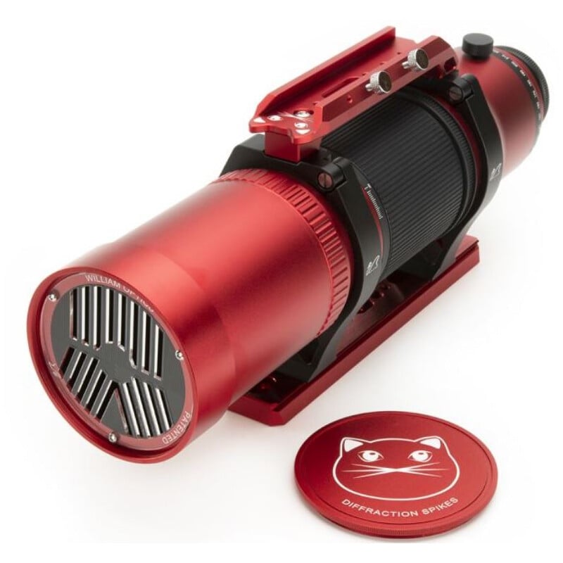 William Optics AP 71/350 71 Apochromatische refractor RedCat OTA 1 William Optics AP 71 350 71 Apochromatische refractor RedCat OTA 1 William Optics AP 71/350 71 apochromatische refractor in rood met de objectiefdop ernaast geplaatst.