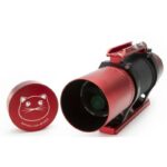 William Optics AP 71 350 71 Apochromatische refractor RedCat OTA (13) William Optics AP 71/350 71 zijaanzicht van de rode telescoop met objectiefdop.