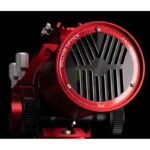 William Optics AP 71 350 71 Apochromatische refractor RedCat WIFD (5) William Optics AP 71/350 71 detailopname van de zijkant met de scherpstelknop en het William Optics logo.