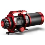 William Optics AP 76 365 76 30th Apochromatische refractor UltraCat WIFD Anniversary Edition (3) William Optics AP 76/365 76 30th close-up van de zijkant met het jubileumlogo en WIFD scherpstelknoppen.