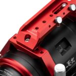 William Optics AP 76 365 76 30th Apochromatische refractor UltraCat WIFD Anniversary Edition (5) William Optics AP 76/365 76 30th close-up van de rode stofkap met het 30-jarig jubileum kattenlogo.