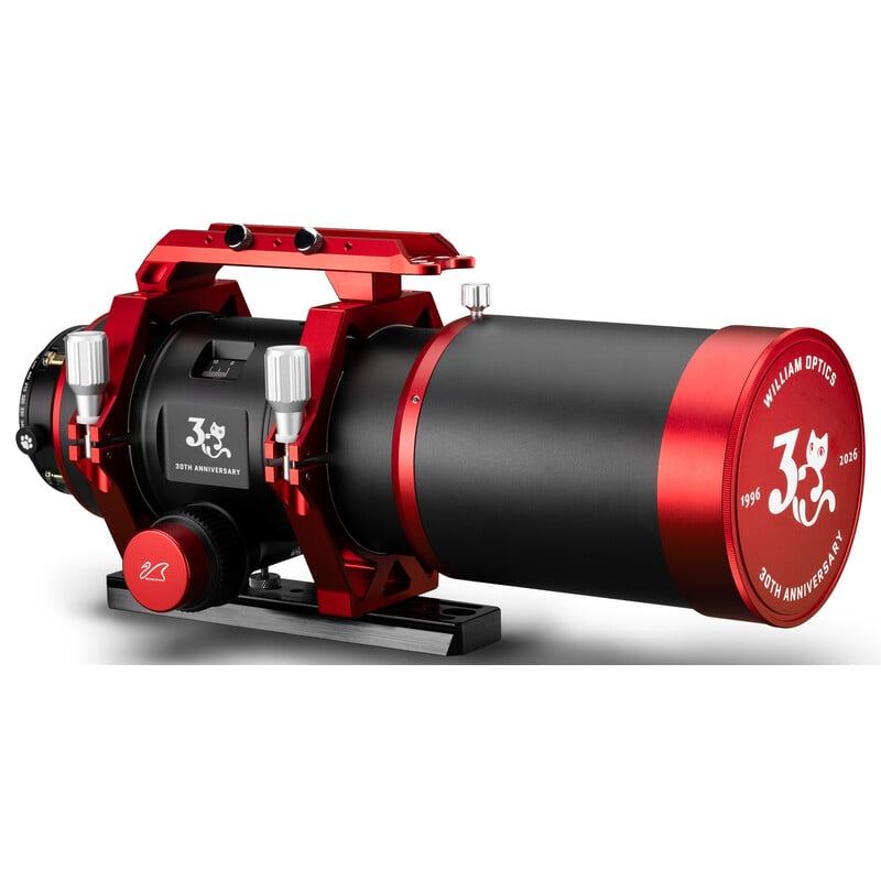 William Optics AP 76/365 76 30th Apochromatische refractor UltraCat WIFD Anniversary Edition 1 William Optics AP 76 365 76 30th Apochromatische refractor UltraCat WIFD Anniversary Edition 7 William Optics AP 76/365 76 30th bovenaanzicht van de telescoop met handgreep en montagebeugels.