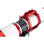William Optics AP 81 559 81 Apochromatische refractor ZenithStar WIFD Red OTA (4) William Optics AP 81/559 81 zijaanzicht met rode buisringen en handvat