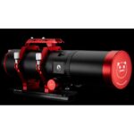 William Optics AP 91 448 91 Apochromatische refractor BlackCat WIFD OTA (5) William Optics AP 91/448 91 complete set met telescoop en accessoires op zwarte achtergrond.