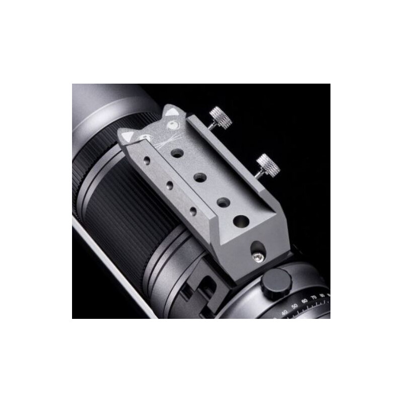 William Optics Accessoireschoen Zwart/Wit Cat Vixen-Style 1 William Optics Accessoireschoen Zwart Wit Cat Vixen Style 1 William Optics Accessoireschoen zijaanzicht gemonteerd op telescoop met montageschroeven