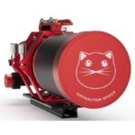 William-Optics-Apochromatische-refractor-AP-108-518-UltraCat-WIFD (9) William Optics AP 108/518 zijaanzicht met volledig gemonteerde focuser en metalen handgreep