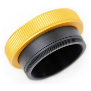 i. William Optics SC adapter schuin aanzicht van de gouden gripring en de interne SC-schroefdraad