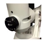 iOptron CEM25 Elektronische Poolzoeker iPolar (2) iOptron CEM25 iPolar elektronische poolzoeker gemonteerd op witte CEM25-montering met bevestigingssleuf