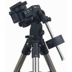 iOptron CEM26 montering met contragewicht gemonteerd op LiteRoc statief zijaanzicht