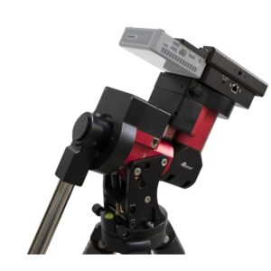 iOptron CEM40 NUC montering in zijaanzicht met bevestigde Intel® NUC mini-pc en gemonteerd op LiteRoc statief