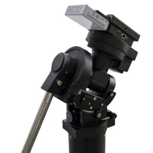 iOptron CEM70EC-NUC zijaanzicht van montering met centrale balansconstructie en NUC-montageadapter