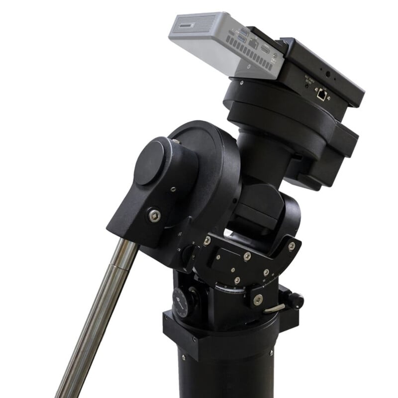 iOptron CEM70EC-NUC Montering 1 iOptron CEM70EC NUC Montering 1 iOptron CEM70EC-NUC zijaanzicht van montering met centrale balansconstructie en NUC-montageadapter