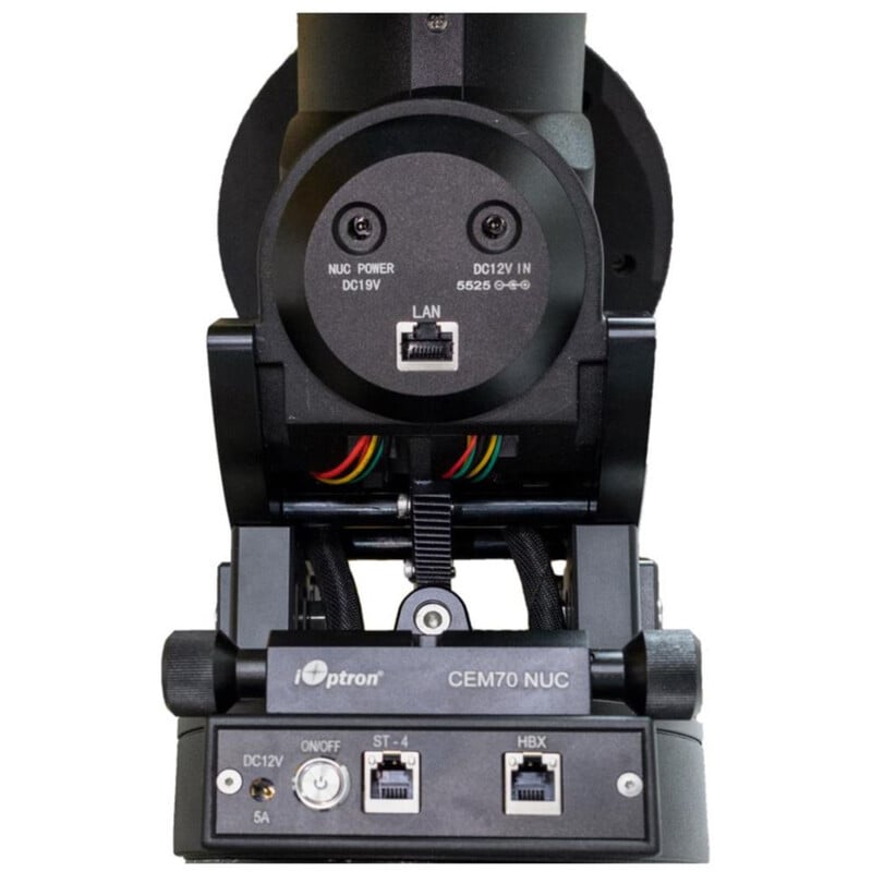 iOptron CEM70EC-NUC Montering 2 iOptron CEM70EC NUC Montering 2 iOptron CEM70EC-NUC achteraanzicht met LAN-poort, voeding en interne bekabeling voor NUC-integratie