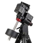 iOptron GEM28 Montering GoTo LiteRoc (1) iOptron GEM28 montering zijaanzicht met zwart-rode motorbehuizing en gemonteerd contragewicht op LiteRoc statief