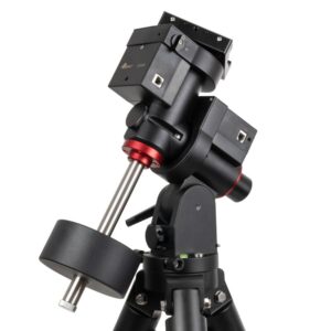 iOptron GEM28 montering zijaanzicht met zwart-rode motorbehuizing en gemonteerd contragewicht op LiteRoc statief