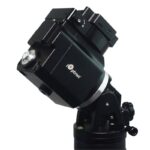 iOptron HAE16C AZ EQ Montering Dual SWG Hybrid (1) iOptron HAE16C AZ/EQ schuine zijaanzicht van montering met Vixen-zadel en solide huis