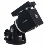 iOptron HAE69C AZ EQ Dual Montering Met Handset (1) iOptron HAE69C AZ/EQ zijaanzicht van montering met zwarte CNC-metalen behuizing en Losmandy/Vixen zadel