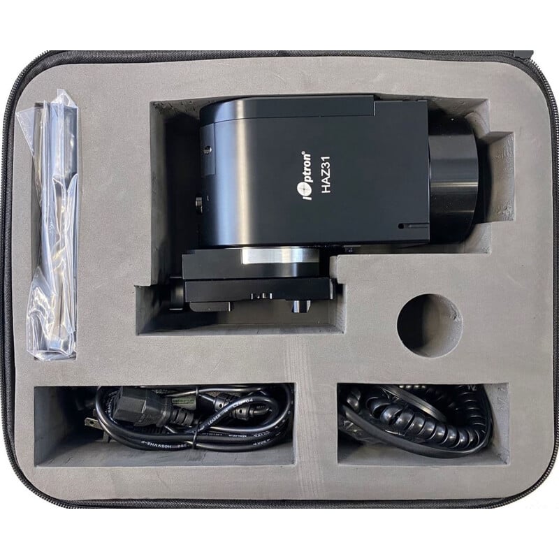 iOptron HAZ31 ALT-AZ Montering Strain Wave 2 iOptron HAZ31 ALT AZ Montering Strain Wave 2 iOptron HAZ31 ALT-AZ inhoud van de transporttas met hoofdunit, kabels en handcontroller overzichtelijk geplaatst