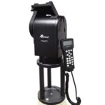iOptron HAZ71 Alt-AZ Montering Strain Wave (5) iOptron HAZ71 ALT-AZ gemonteerd op zuil met aangesloten Go2Nova handcontroller en kabel
