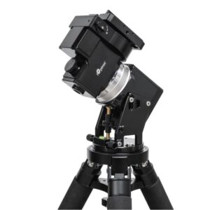 iOptron HEM27 montering in gebruiksgemonteerde positie op statief met zichtbare motorunit en azimutverstelling