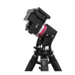 iOptron HEM27 Montering (3) iOptron HEM27 harmonic drive montering opgesteld op statief met rode encoderbehuizing en dubbele zwaluwstaartklem