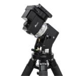 iOptron HEM27 Montering iPolar (1) iOptron HEM27 montering in opstelling op statief met zicht op zilverkleurige aandrijving en iPolar module