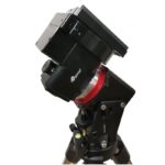 iOptron HEM44 EC montering zijaanzicht met rode encoder-ring en gemonteerd op statiefbasis met waterpas en stelknoppen zichtbaar