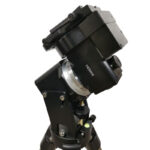 iOptron HEM44 montering zijaanzicht met zwarte CNC-behuizing gemonteerd op statiefeenheid