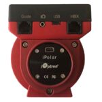 iOptron SkyGuider Pro Elektronische Poolzoeker iPolar (2) iOptron SkyGuider Pro elektronische poolzoeker gemonteerd in rode montering met zichtbare poorten en aangesloten iPolar-camera