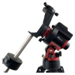 iOptron SkyGuider Pro set Montering met Polar wedge (2) iOptron SkyGuider Pro set ingezoomd zijaanzicht met rode motorbehuizing en contragewichtstang gemonteerd
