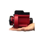 iOptron SkyGuider Pro set Montering met Polar wedge (4) iOptron SkyGuider Pro set in hand gehouden voor schaalweergave van compacte rode monteringseenheid