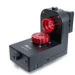 iOptron SkyHunter AZ Montering GoTo mit Stativ (1) iOptron SkyHunter AZ zijaanzicht van zwarte L-vormige montering met rode fijnstelknop en USB-poort