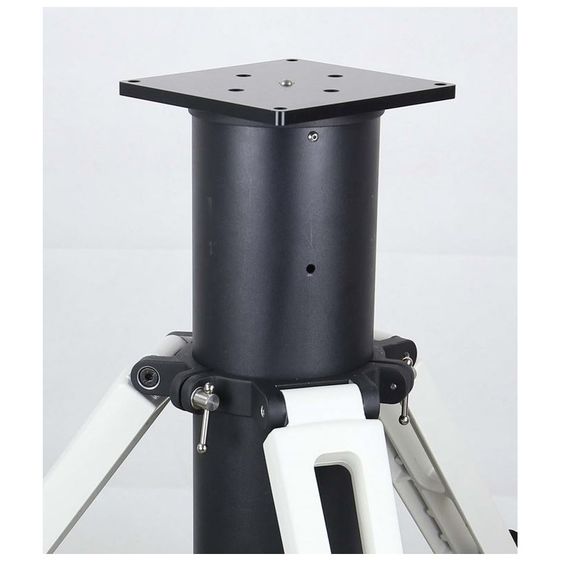 iOptron Tri-Pier Adapter, voor Paramount MyT 1 iOptron Tri Pier Adapter voor Paramount MyT iOptron Tri-Pier Adapter op zwart-wit statief voor bevestiging van Paramount MyT telescoopmontering