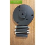 iOptron-Tri-Pier-adapter-voor-Skywatcher-Celestron-en-Orion iOptron Tri-Pier Adapter bovenaanzicht met afstandsbussen en montagebouten op houten ondergrond