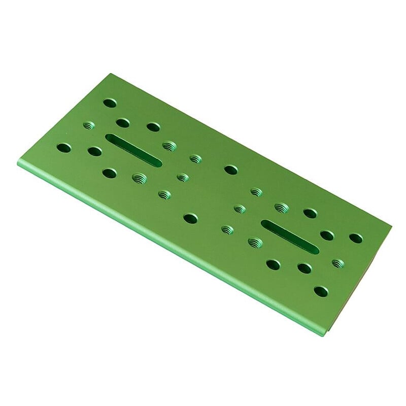 Skywatcher 180 mm Zwaluwstaart Losmandy-stijl 1 Skywatcher 180 mm Zwaluwstaart Losmandy stijl 2 Skywatcher 180 mm groene Losmandy-zwaluwstaart montageplaat bovenaanzicht met vele schroefgaten.