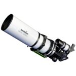 Skywatcher AP 100 550 ESPRIT-100ED Apochromatische Refractor Professional OTA (2) Skywatcher AP 100/550 ESPRIT-100ED apochromatische refractor OTA diagonaal zijaanzicht met dauwkap, focuser en zwaluwstaart.