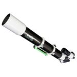 Skywatcher AP 100 900 ED + 0.85x Apochromatische Refractor EvoStar DS Pro OTA ReducerCorrector (1) Skywatcher AP 100/900 ED apochromatische refractor zijaanzicht met uitgeschoven dauwkap, 9x50 zoeker en 2 inch zenitspiegel.