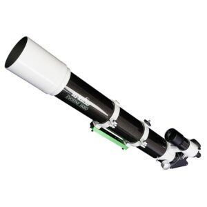 Skywatcher AP 100/900 ED apochromatische refractor zijaanzicht met uitgeschoven dauwkap, 9x50 zoeker en 2 inch zenitspiegel.