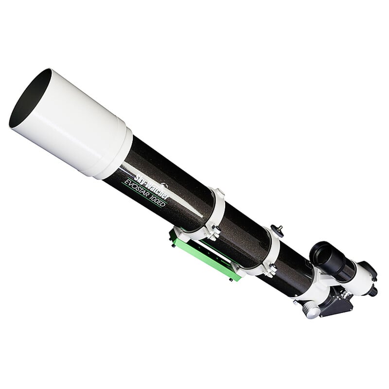 Skywatcher AP 100/900 ED + 0.85x Apochromatische Refractor EvoStar DS Pro OTA Reducer/Corrector 1 Skywatcher AP 100 900 ED 0.85x Apochromatische Refractor EvoStar DS Pro OTA ReducerCorrector 1 Skywatcher AP 100/900 ED apochromatische refractor zijaanzicht met uitgeschoven dauwkap, 9x50 zoeker en 2 inch zenitspiegel.