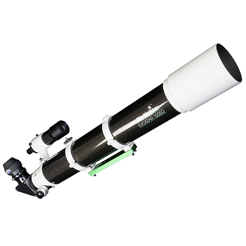 Skywatcher AP 100/900 ED + 0.85x Apochromatische Refractor EvoStar DS Pro OTA Reducer/Corrector 2 Skywatcher AP 100 900 ED 0.85x Apochromatische Refractor EvoStar DS Pro OTA ReducerCorrector 3 Skywatcher AP 100/900 ED OTA diagonaal zijaanzicht met buisringen, Vixen-zwaluwstaart en 2 inch Crayford-focuser.