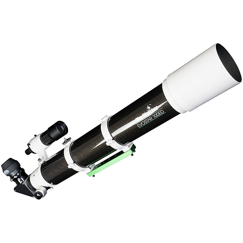 Skywatcher AP 100/900 ED Apochromatische Refractor EvoStar DS Pro OTA 1 Skywatcher AP 100 900 ED Apochromatische Refractor EvoStar DS Pro OTA 2 Skywatcher AP 100/900 ED apochromatische refractor zijaanzicht met uitgeschoven dauwkap, 9x50 zoeker, 2 inch zenitspiegel en groene zwaluwstaart.