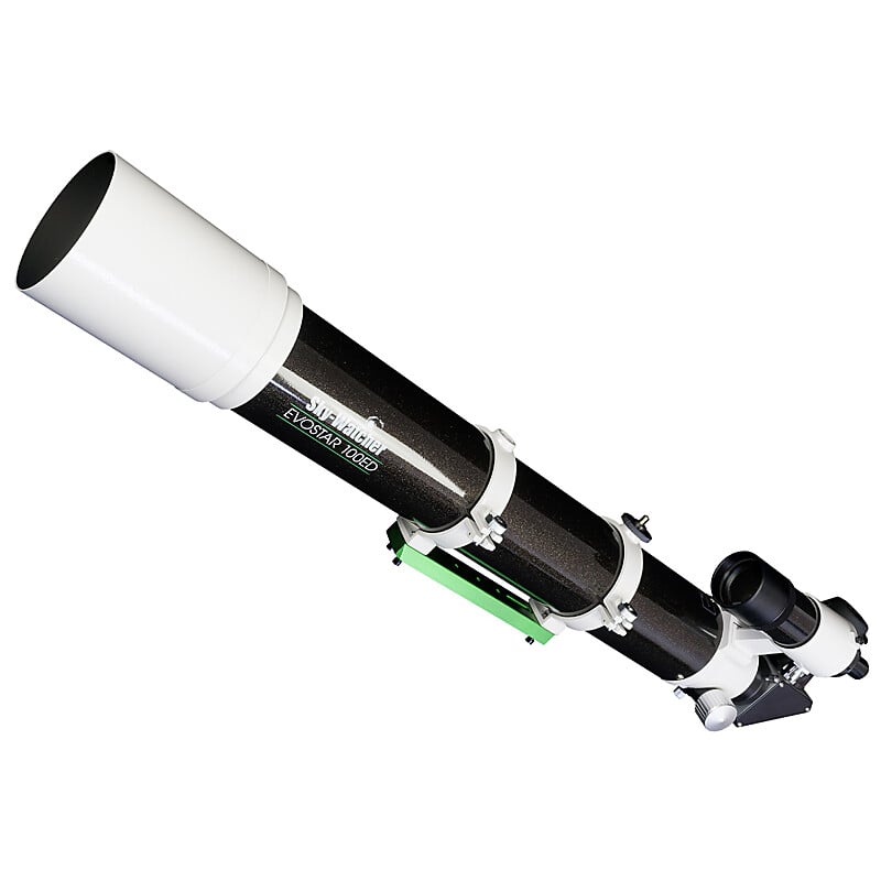 Skywatcher AP 100/900 ED Apochromatische Refractor EvoStar DS Pro OTA 2 Skywatcher AP 100 900 ED Apochromatische Refractor EvoStar DS Pro OTA 3 Skywatcher AP 100/900 ED OTA diagonaal zijaanzicht met buisringen, Vixen-zwaluwstaart en 2 inch Crayford-focuser.