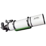 Skywatcher AP 150 1050 ESPRIT-150ED Apochromatische Refractor Professional OTA (3) Skywatcher AP 150/1050 ESPRIT-150ED OTA diagonaal zijaanzicht met buisringen en groene Losmandy-zwaluwstaartrail.