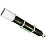 Skywatcher AP 150 1200 Apochromatische Refractor EvoStar ED OTA (3) Skywatcher AP 150/1200 EvoStar ED OTA diagonaal zijaanzicht met witte dauwkap, zwarte buis en groene montageplaat.