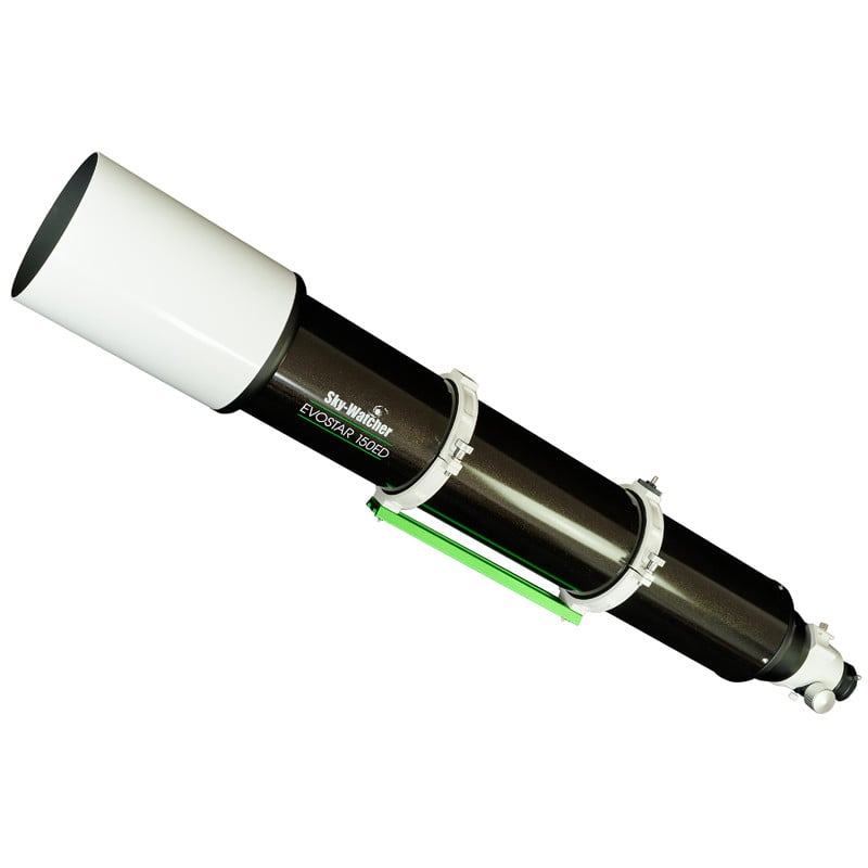 Skywatcher AP 150/1200 Apochromatische Refractor EvoStar ED OTA 2 Skywatcher AP 150 1200 Apochromatische Refractor EvoStar ED OTA 3 Skywatcher AP 150/1200 EvoStar ED OTA diagonaal zijaanzicht met witte dauwkap, zwarte buis en groene montageplaat.