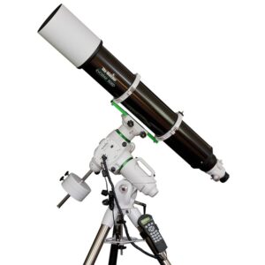 Skywatcher AP 150/1200 op EQ6-R PRO GoTo-montering op stalen statief zijaanzicht met uitgeschoven dauwkap.