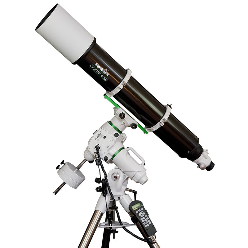 Skywatcher AP 150/1200 ED EQ6R Apochromatische Refractor GoTo 1 Skywatcher AP 150 1200 ED EQ6R Apochromatische Refractor GoTo 2 Skywatcher AP 150/1200 op EQ6-R PRO GoTo-montering op stalen statief zijaanzicht met uitgeschoven dauwkap.