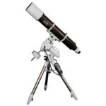 Skywatcher AP 150 1200 ED EQ6R Apochromatische Refractor GoTo (3) Skywatcher AP 150/1200 op EQ6-R PRO GoTo-montering vooraanzicht met buisringen, contragewichten en stalen driepootstatief.